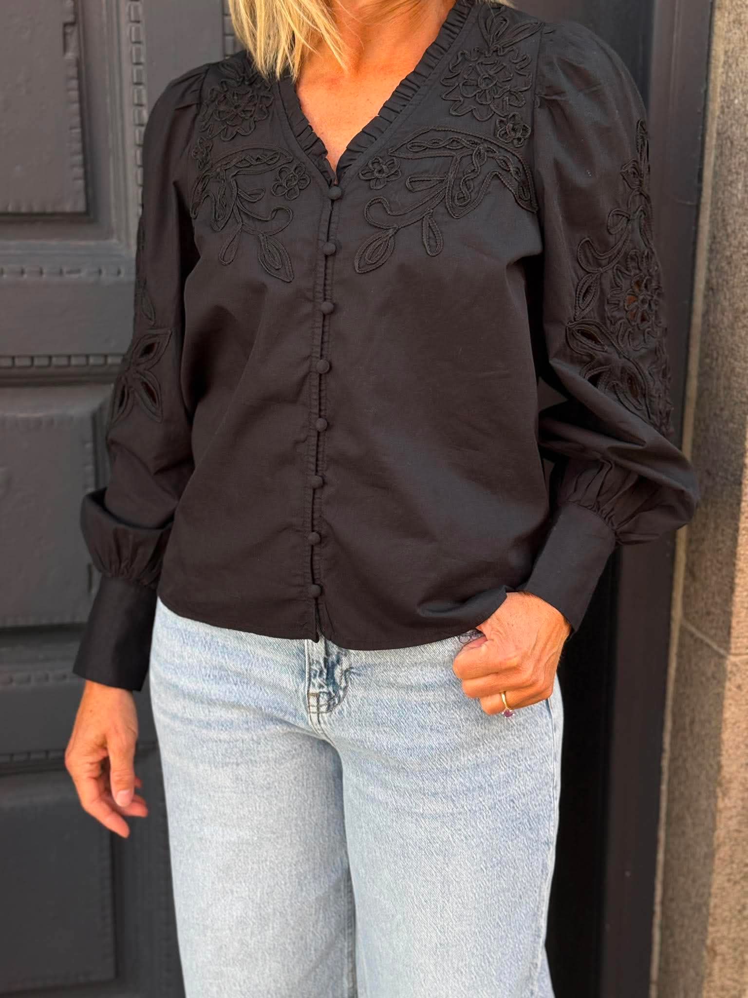 VMOLIVE Top - Black